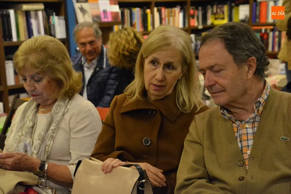 Foto 2 - Amena presentaci&oacute;n de &lsquo;Crudeza&rsquo;, libro que re&uacute;ne los nuevos aforismos de Mario P&eacute;rez Antol&iacute;n
