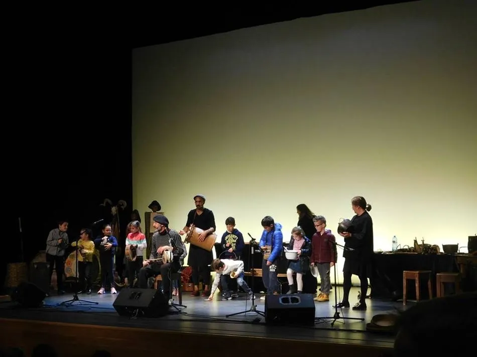 Foto 9 - Los alumnos de Primaria de Villares de la Reina llenan el Auditorio para disfrutar&nbsp; del Grupo...