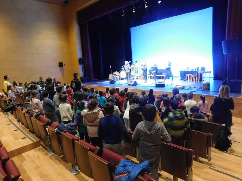 Foto 3 - Los alumnos de Primaria de Villares de la Reina llenan el Auditorio para disfrutar&nbsp; del Grupo...
