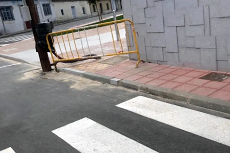 El paso pintado a unos metros del rebaje de bordillo realizado en el Centro Parroquial es una de las denuncias del PP
