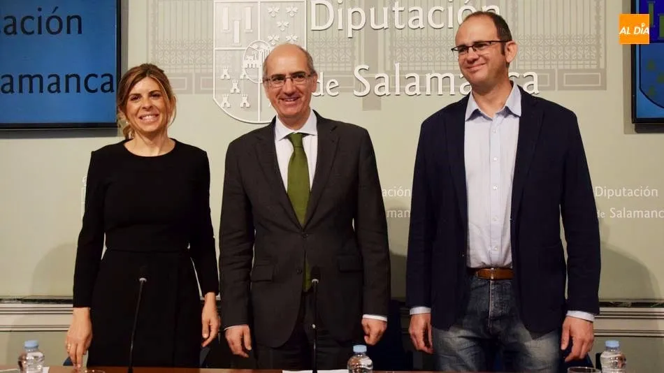 El presidente de la Diputación, Javier Iglesias, que ha dado a conocer esta iniciativa acompañado por los diputados Antonio Luis Sánchez y Chabela de la Torre. Foto de Eva Fernández