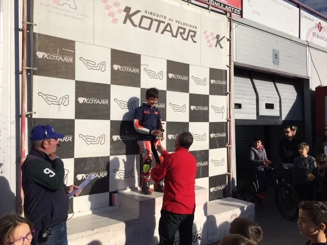 Sergio Verdugo recoge el título de vencedor de la prueba