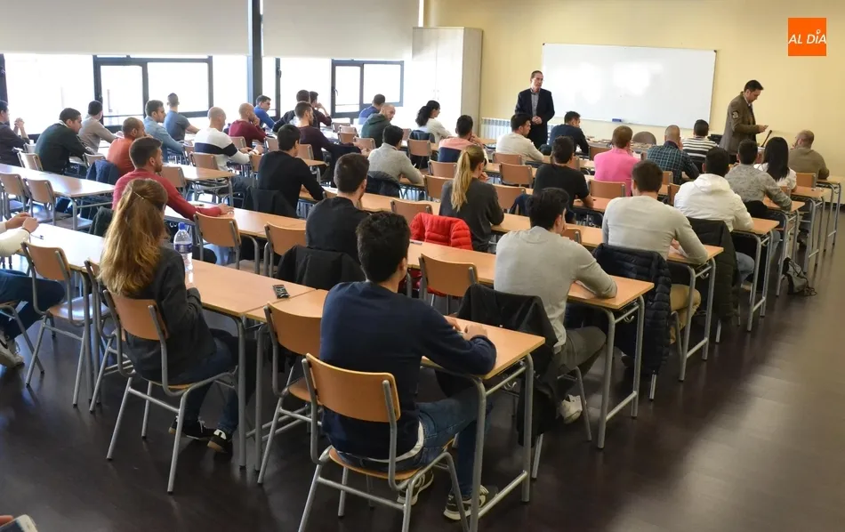 Foto 2 - Los 40 supervivientes de las oposiciones a la Polic&iacute;a Local afrontan el examen tipo test  