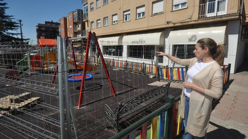 Marta Labrador muetra las mejoras que se están realizando en el parque Virgen del Carmen