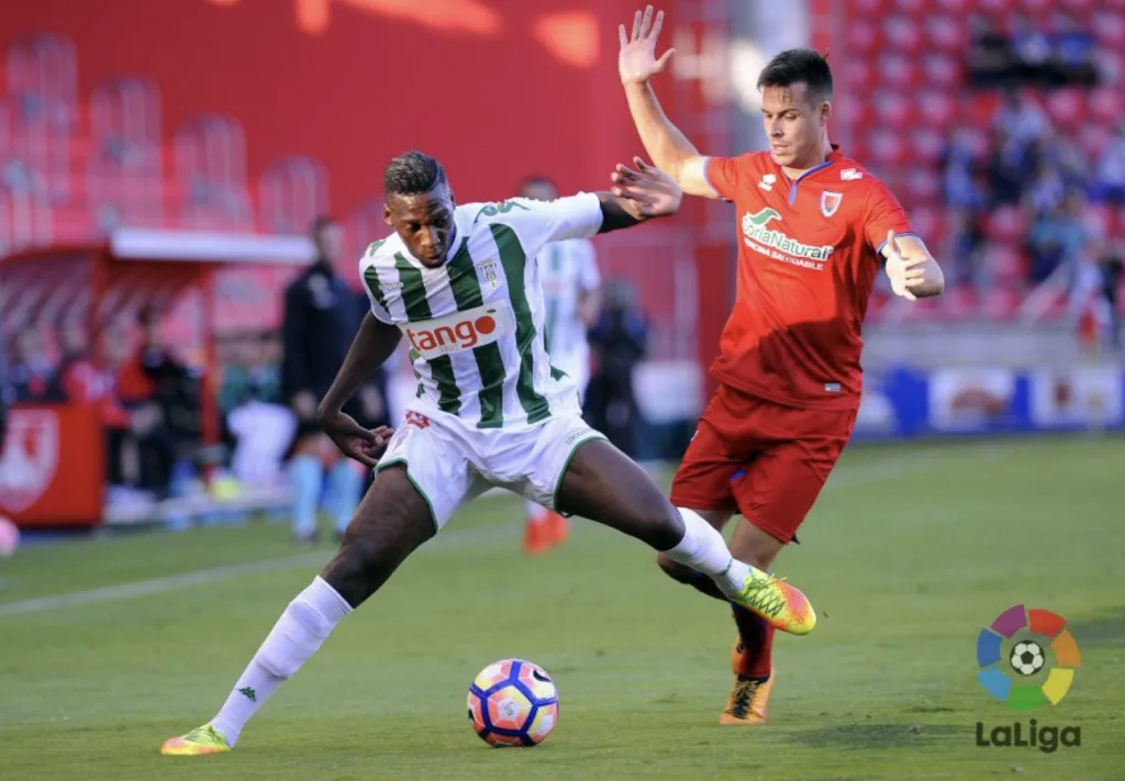 Jonathan Bijimine en un partido con el Córdoba / La Liga
