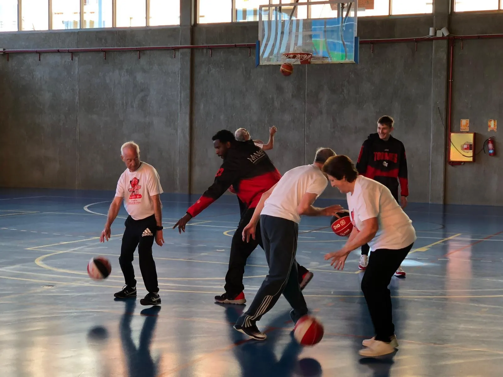 Foto 6 - Los jugadores y staff de La Antigua entrenan con los participantes de &lsquo;S&uacute;perSenior&rsquo;  