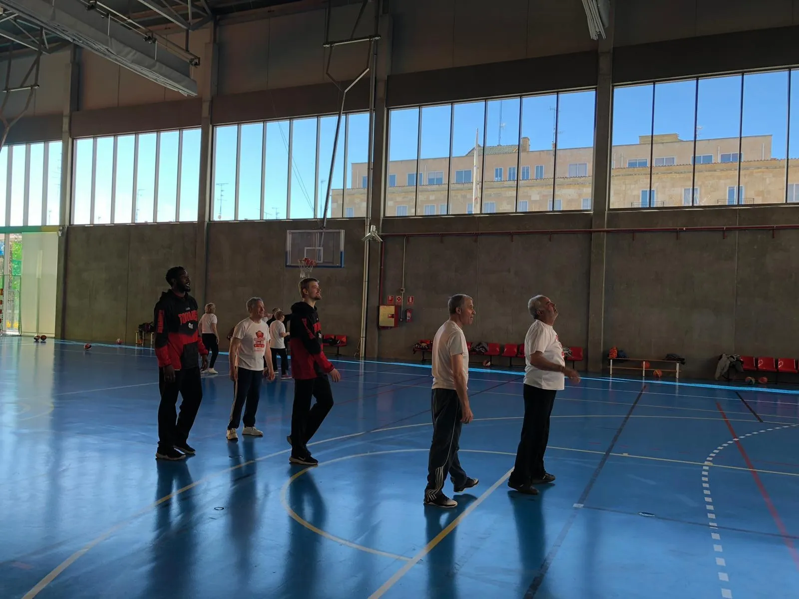 Foto 5 - Los jugadores y staff de La Antigua entrenan con los participantes de &lsquo;S&uacute;perSenior&rsquo;  
