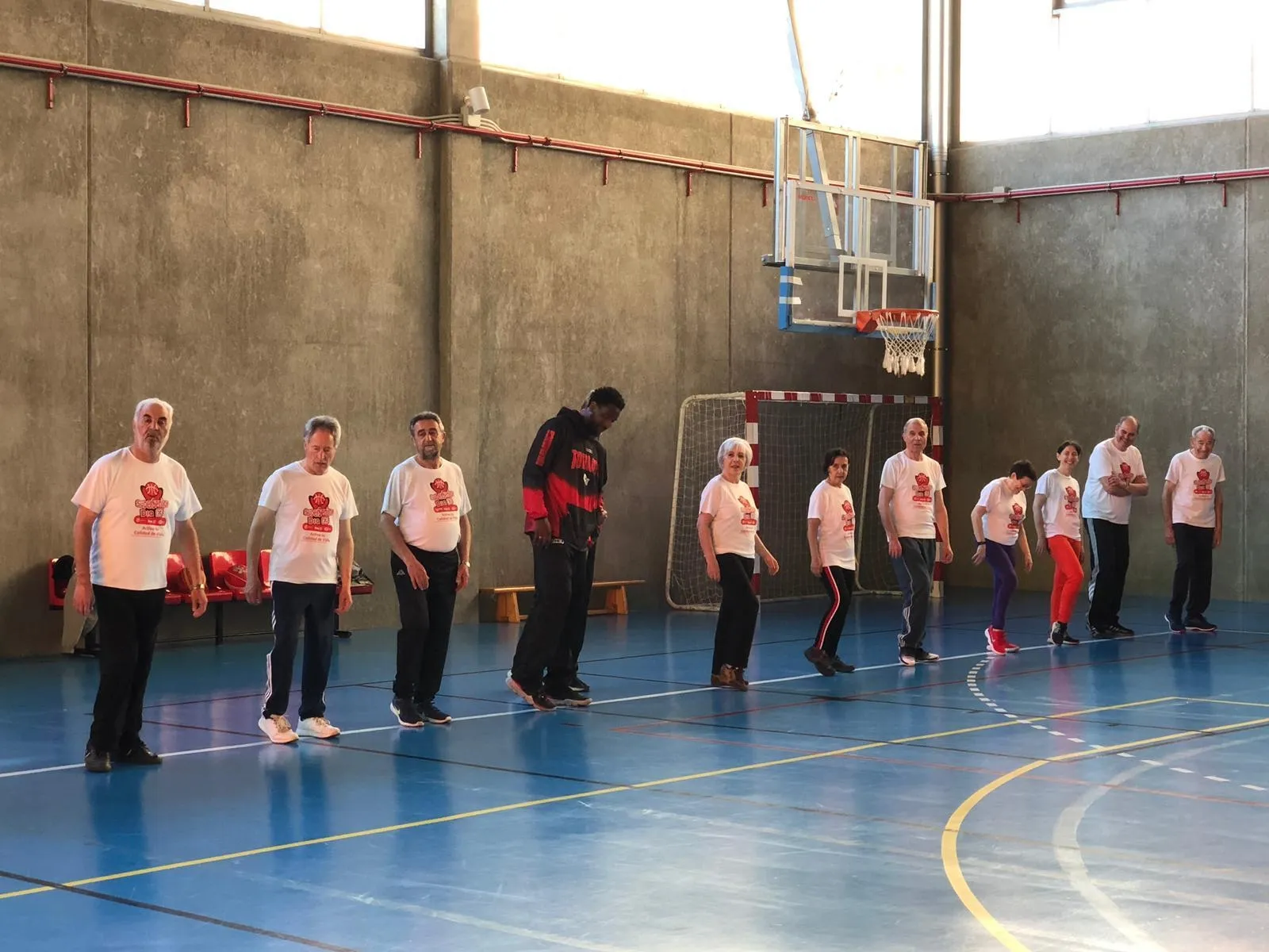 Foto 4 - Los jugadores y staff de La Antigua entrenan con los participantes de &lsquo;S&uacute;perSenior&rsquo;  