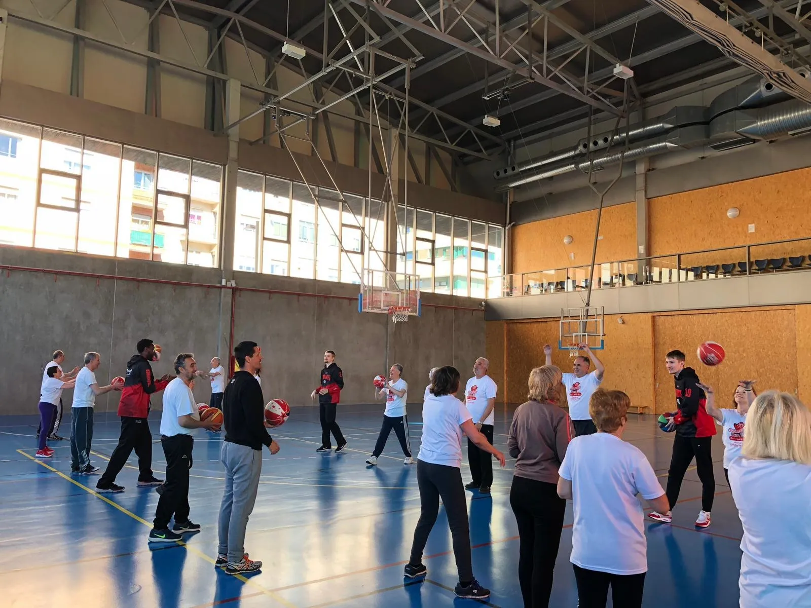 Foto 3 - Los jugadores y staff de La Antigua entrenan con los participantes de &lsquo;S&uacute;perSenior&rsquo;  