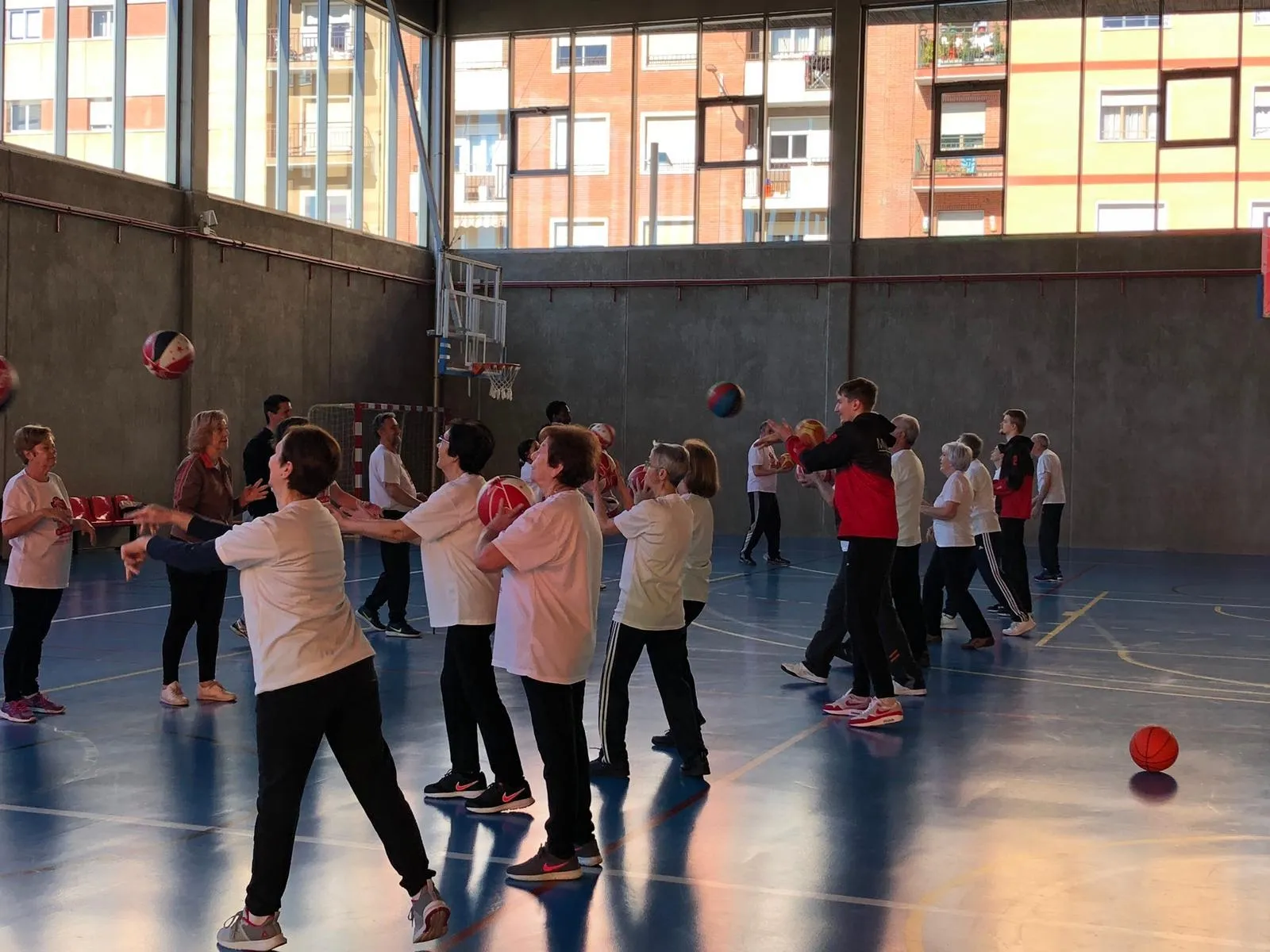 Foto 2 - Los jugadores y staff de La Antigua entrenan con los participantes de &lsquo;S&uacute;perSenior&rsquo;  