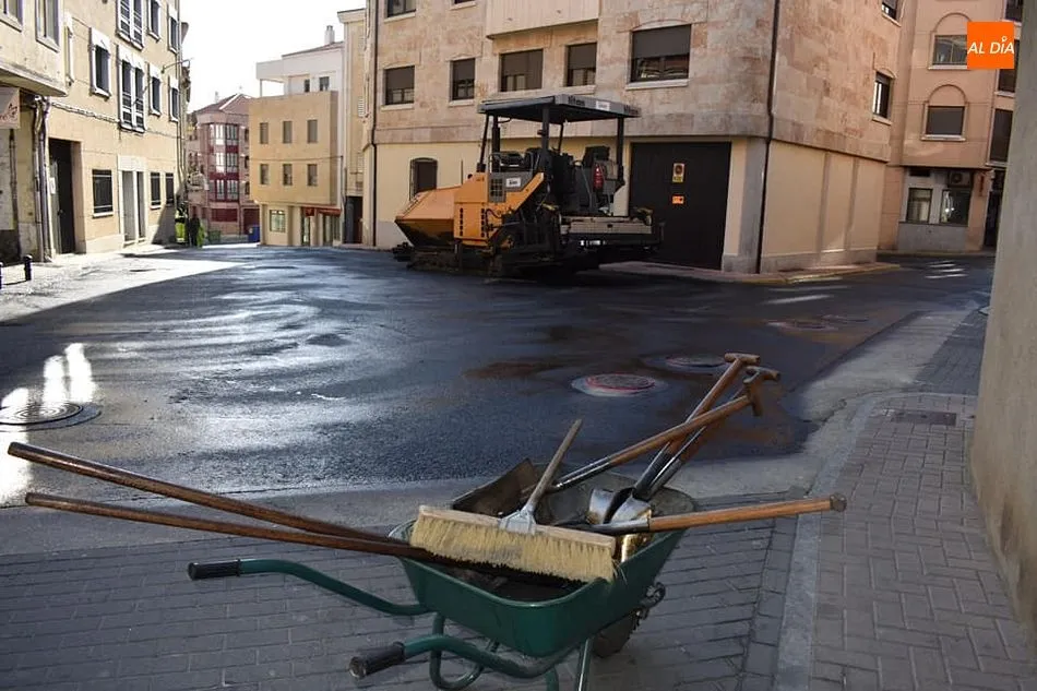Foto 5 - Reparan el firme de la calle Chinarral tras un peque&ntilde;o hundimiento del asfalto