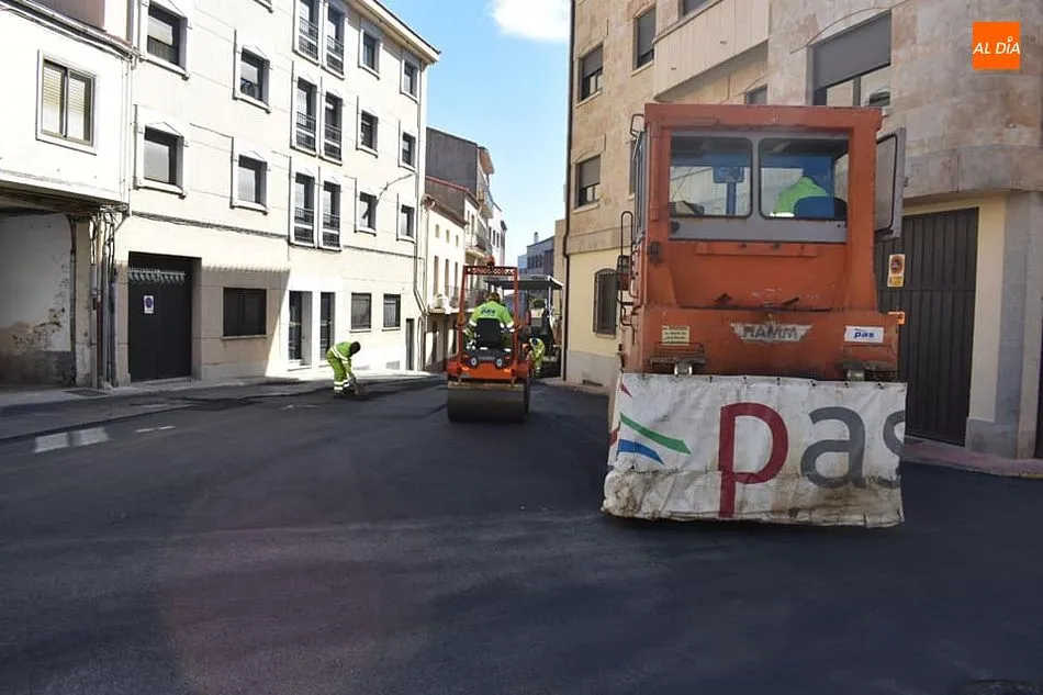 Foto 4 - Reparan el firme de la calle Chinarral tras un peque&ntilde;o hundimiento del asfalto