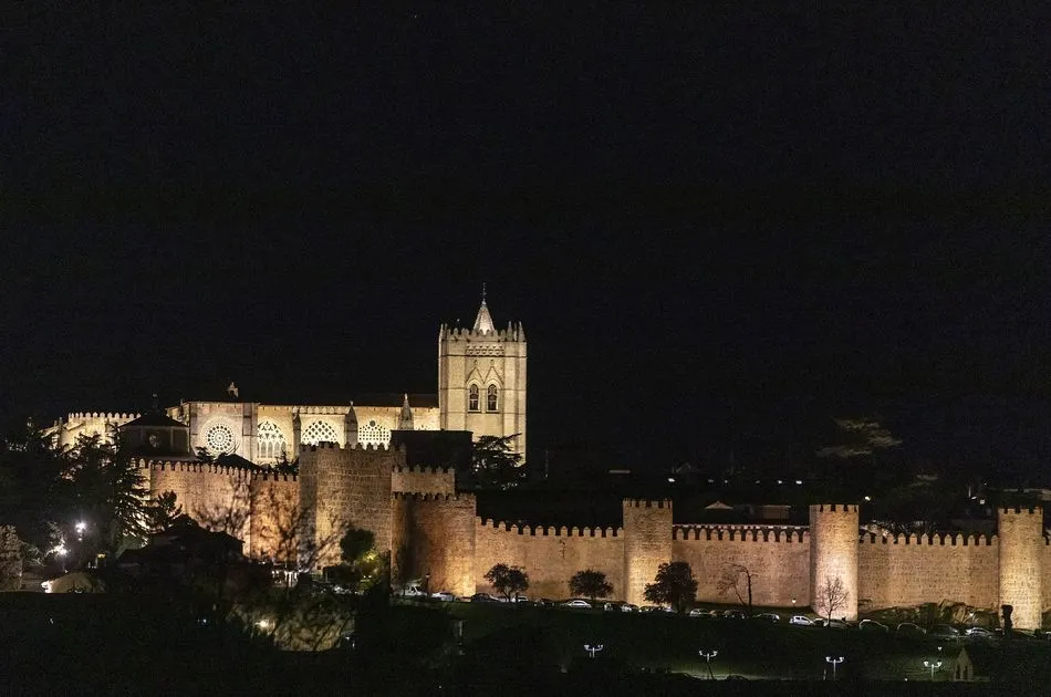 Foto 4 - Iberdrola ilumina el exterior de la S.A.I. catedral de &Aacute;vila  