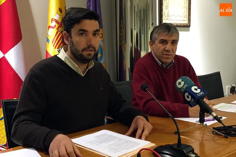 Antonio Poveda, concejal de accesibilidad, e Isidro Rodriguez, edil de Economía, presentaban las actuaciones llevadas a cabo sobre el programa de ADIPE