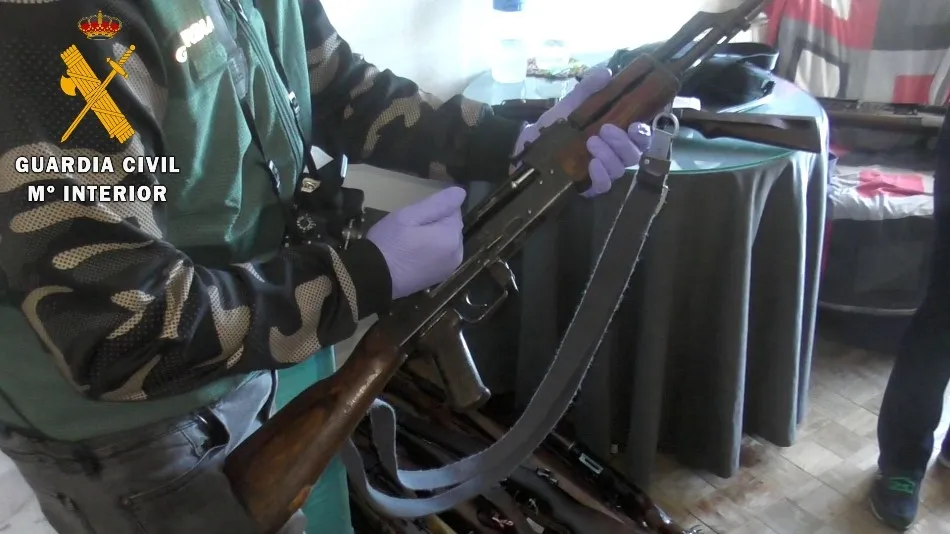 Foto 3 - Detenido en la comarca de B&eacute;jar con 121 armas de fuego para&nbsp; su compraventa en el mercado negro  