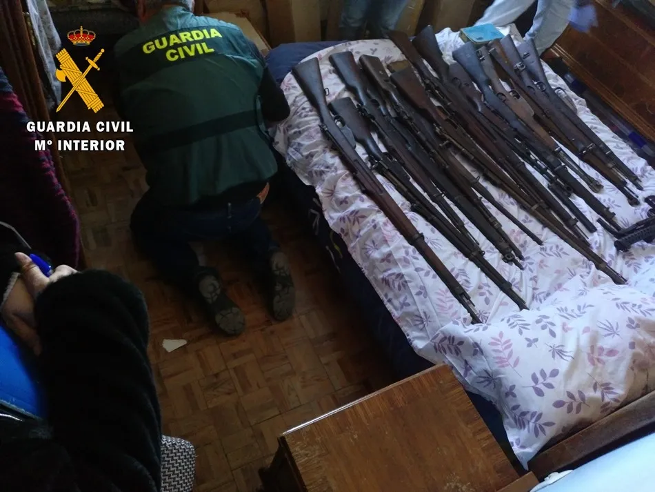 Foto 2 - Detenido en la comarca de B&eacute;jar con 121 armas de fuego para&nbsp; su compraventa en el mercado negro  