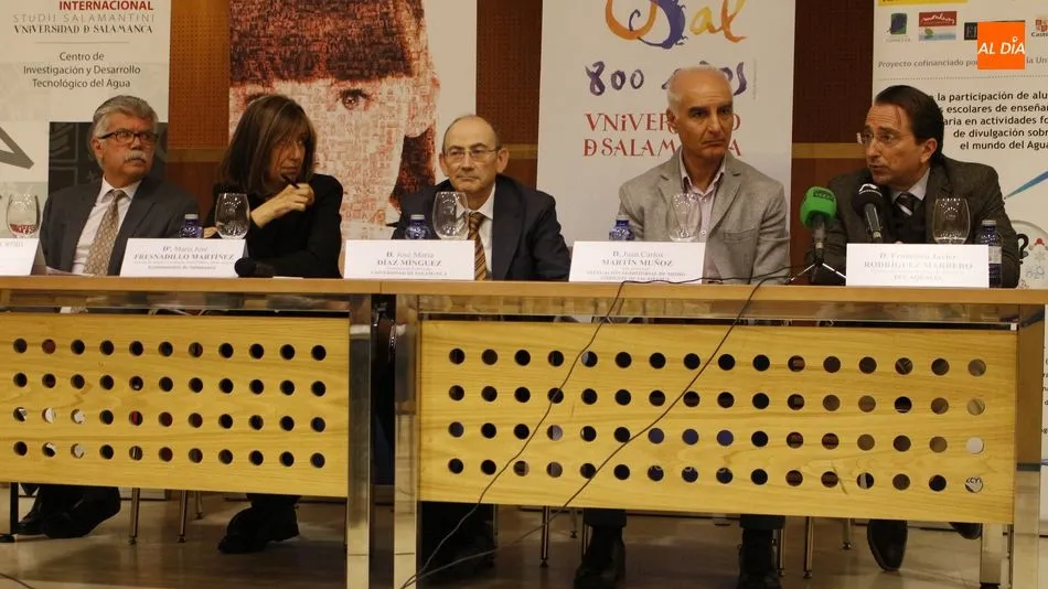 El vicerrector de Profesorado, José María Díaz Mínguez, y el director del CIDTA, Manuel García Roig, junto a la concejala de Salud Pública y Medio Ambiente, María José Fresnadillo; el jefe de servicios de la Delegación Territorial de Medio Ambiente de Sal