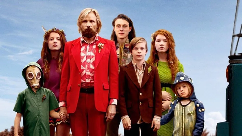 Vigo Mortensen, en el centro, protagonista de Captain Fantastic