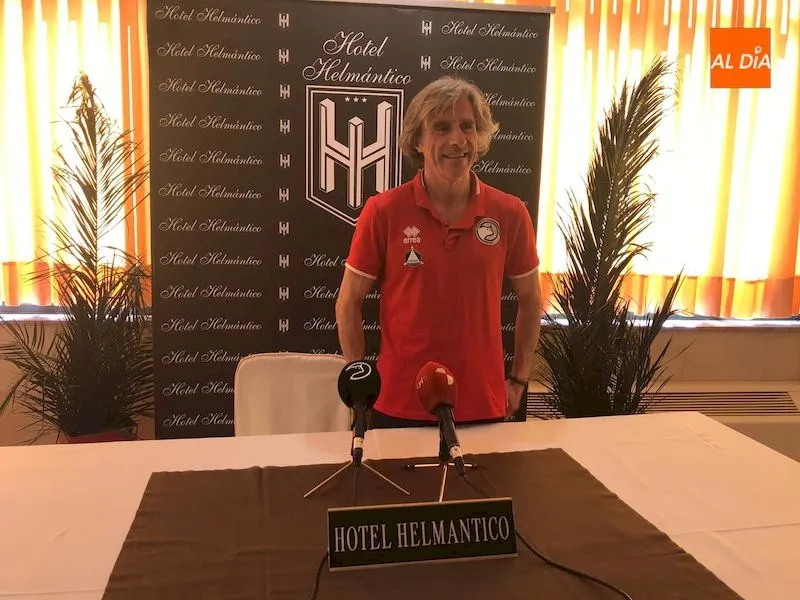 Roberto Aguirre durante la rueda de prensa