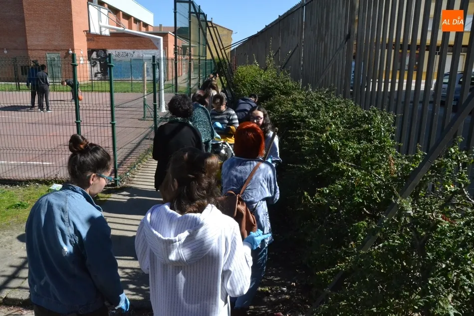 Foto 4 - Varios alumnos y profesores del Fray Diego limpian el centro para continuar con los &lsquo;viernes...