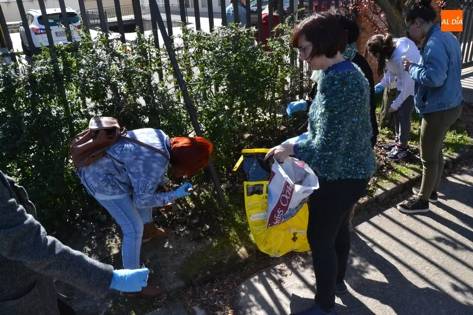 Varios alumnos y profesores del Fray Diego limpian el centro para continuar con los ‘viernes...