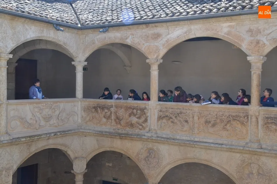 Foto 2 - La expo de pizarras de Los &Aacute;guila recibe a un nuevo grupo del Colegio Mir&oacute;briga  