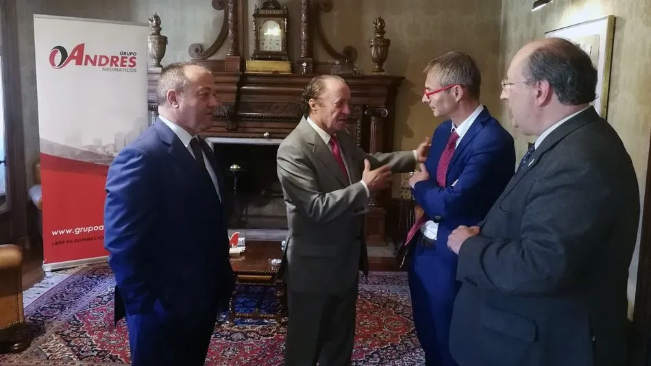 Directivos del Grupo Andrés entregaron el galardón al rector de la USAL, Ricardo Riveror