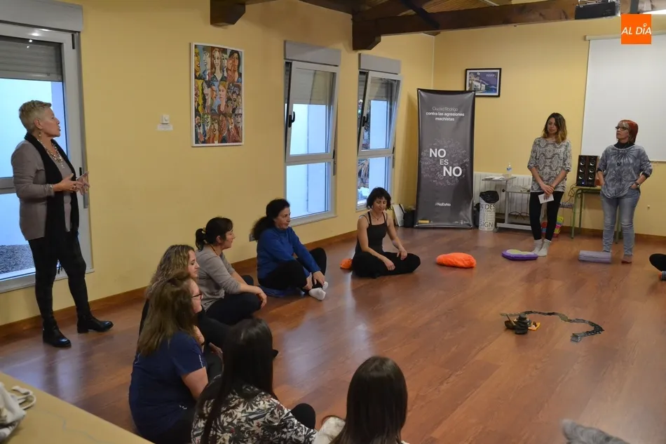 Foto 4 - Una veintena de mujeres asiste al taller de mindfulness y creatividad de Ampli  