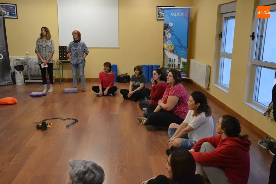 Foto 3 - Una veintena de mujeres asiste al taller de mindfulness y creatividad de Ampli  