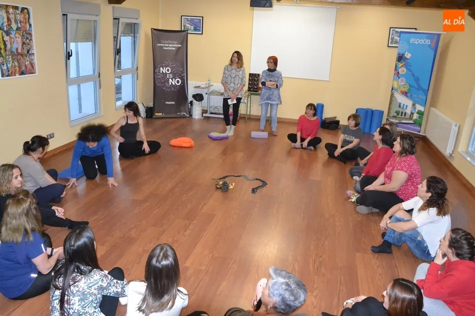 Foto 5 - Una veintena de mujeres asiste al taller de mindfulness y creatividad de Ampli  