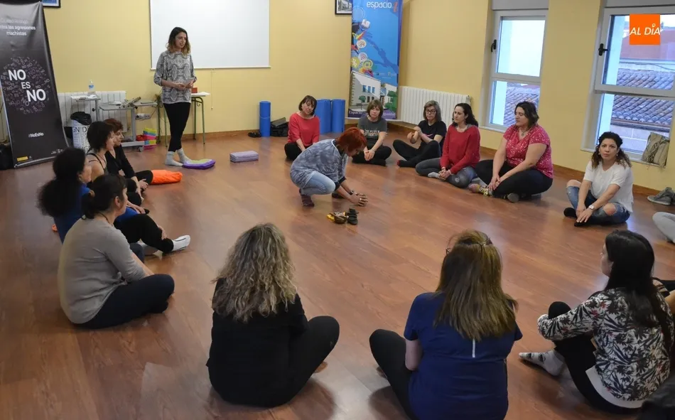 Una veintena de mujeres asiste al taller de mindfulness y creatividad de Ampli  