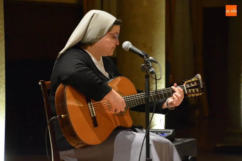 Foto 9 - La Hermana Glenda llena el Casino de Salamanca con su concierto de m&uacute;sica cristiana