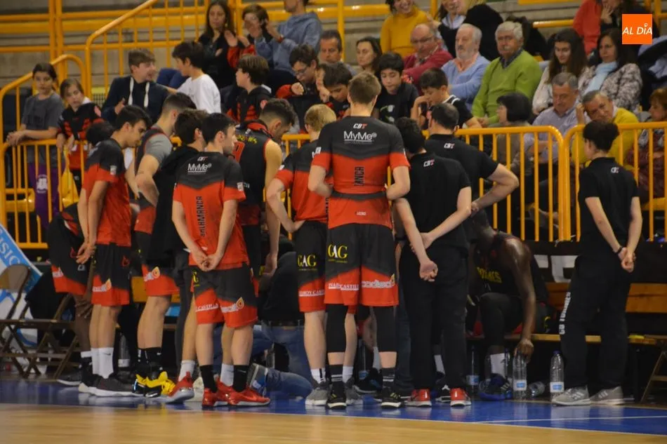 Foto 6 - A La Antigua CB Tormes se le escapa un partido que le quita media vida (70-73)  