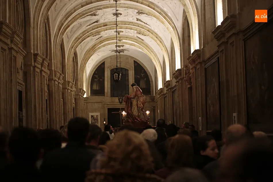 Foto 10 - Oraci&oacute;n junto a Jes&uacute;s Flagelado en el claustro de la Universidad Pontificia