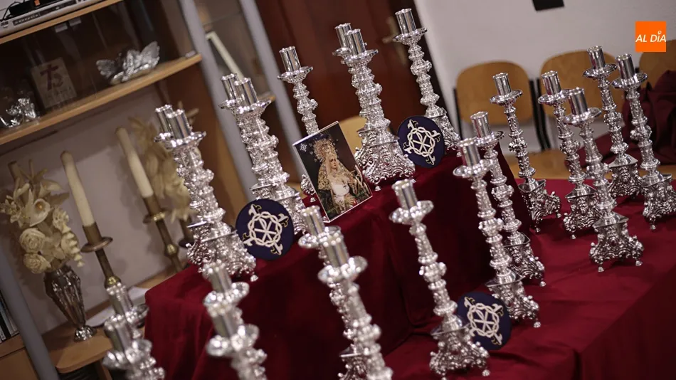 La Hermandad Dominicana ha presentado los nuevos candelabros para el paso de palio. Foto: Alejandro López