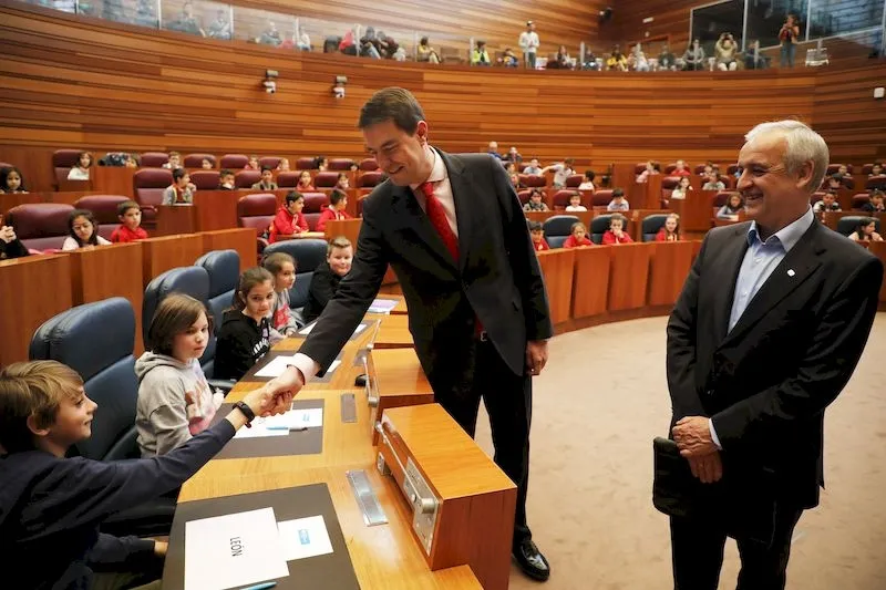 Foto 4 - Los m&aacute;s peque&ntilde;os del CEIP Jos&eacute; Herrero se convierten en procuradores por un d&iacute;a