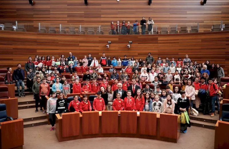 Foto 3 - Los m&aacute;s peque&ntilde;os del CEIP Jos&eacute; Herrero se convierten en procuradores por un d&iacute;a