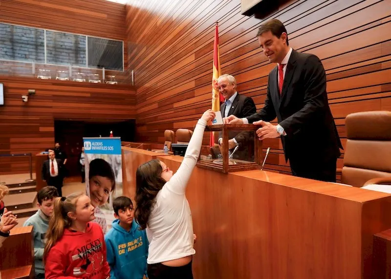 Foto 2 - Los m&aacute;s peque&ntilde;os del CEIP Jos&eacute; Herrero se convierten en procuradores por un d&iacute;a