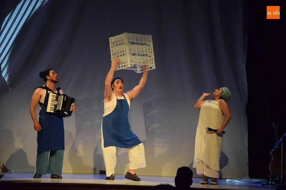 Miss, Moss y Mass son los personajes de la divertida obra de Pez Luna