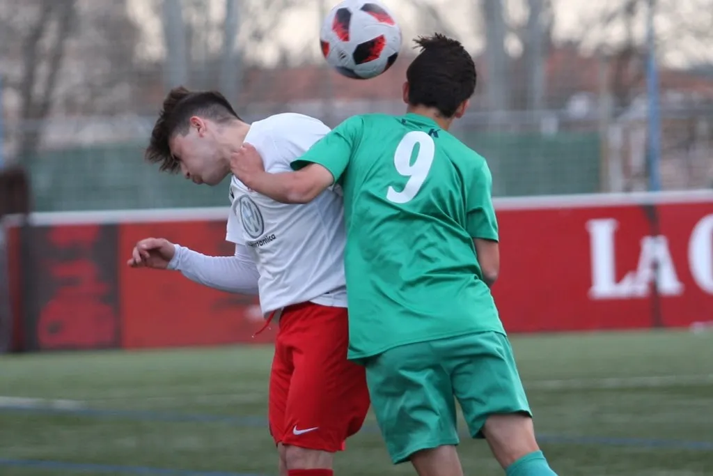 Foto 3 - Un golazo de Llad&oacute; asegura la permanencia del Santa Marta frente al Aravaca (1-0)