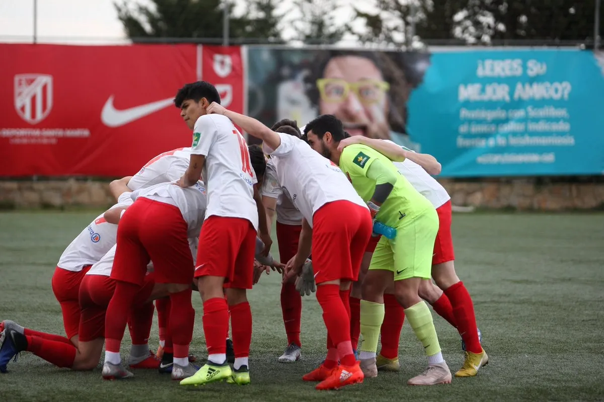 Foto 2 - Un golazo de Llad&oacute; asegura la permanencia del Santa Marta frente al Aravaca (1-0)