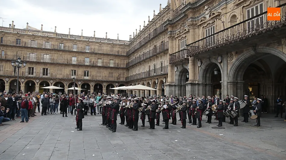 La AM Jesús de la Salud de Cáceres en la Plaza Mayor (Foto: Álex López)