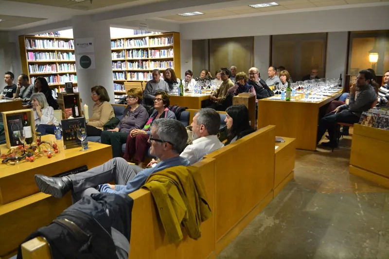 Foto 8 - Decenas de personas participan en la original &lsquo;Cata literaria&rsquo; organizada para el XXX...