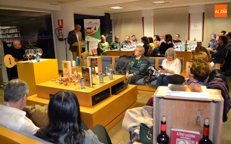 Foto 6 - Decenas de personas participan en la original &lsquo;Cata literaria&rsquo; organizada para el XXX...