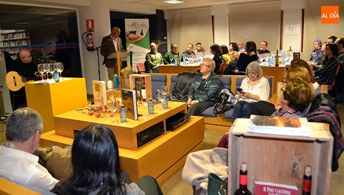La sala de adultos de la Biblioteca acogía una Cata literaria organizada por el XXX cumpleaños del CDS