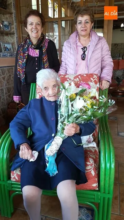 Foto 2 - Fita cumple cien a&ntilde;os rodeada de familiares y amigos
