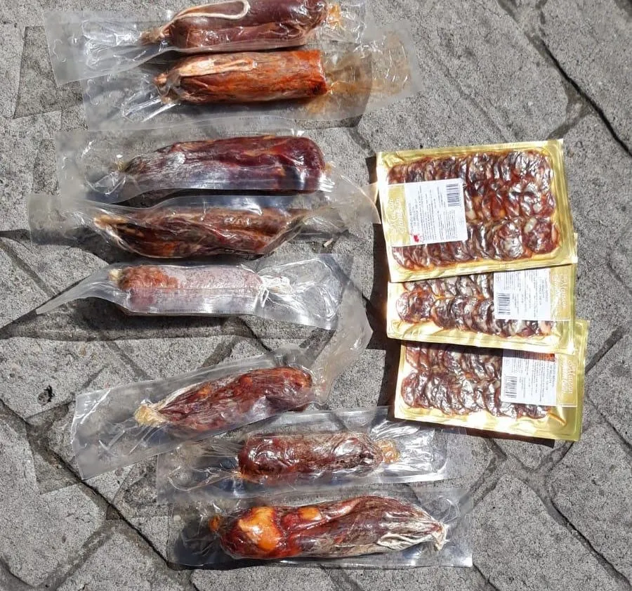 Foto 2 - La Polic&iacute;a Local se incauta de 250 kilogramos de ajos, ocho lomos y tres sobres de embutido en el...
