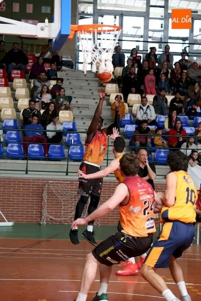 Foto 11 - Trabajada victoria del Aquimisa Basket frente al Baloncesto Oviedo (75-68)