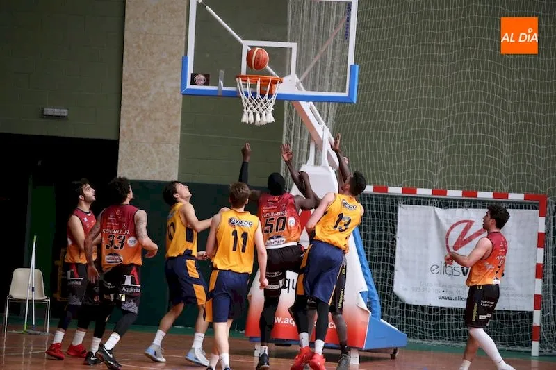Foto 7 - Trabajada victoria del Aquimisa Basket frente al Baloncesto Oviedo (75-68)