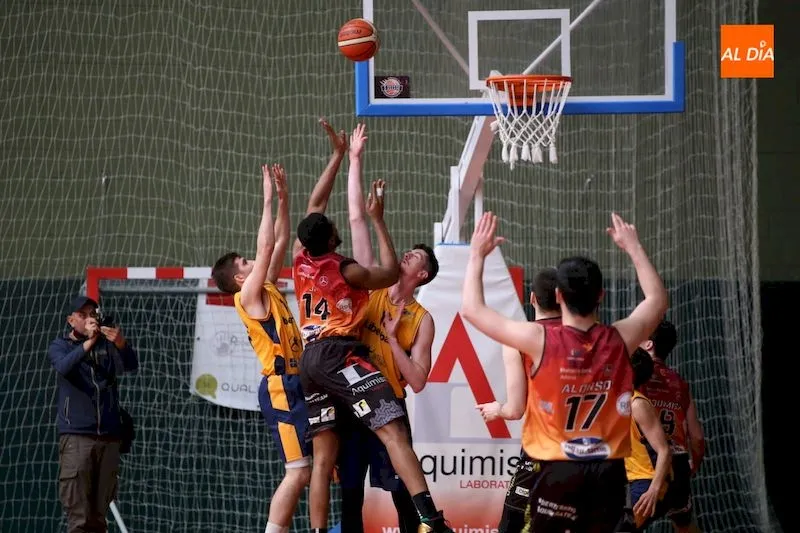 Foto 5 - Trabajada victoria del Aquimisa Basket frente al Baloncesto Oviedo (75-68)